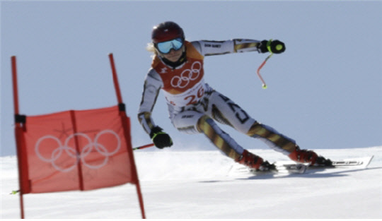 알파인스키의 경우 빠른 속도로 내려가는 활강과 많은 기문을 통과하며 내려오는 회전에 사용되는 스키의 길이부터 다르다.  연합뉴스